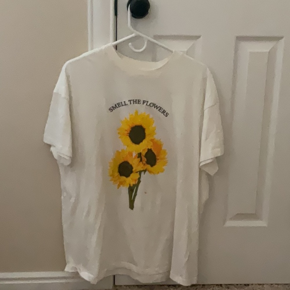 White tee with sun flowers